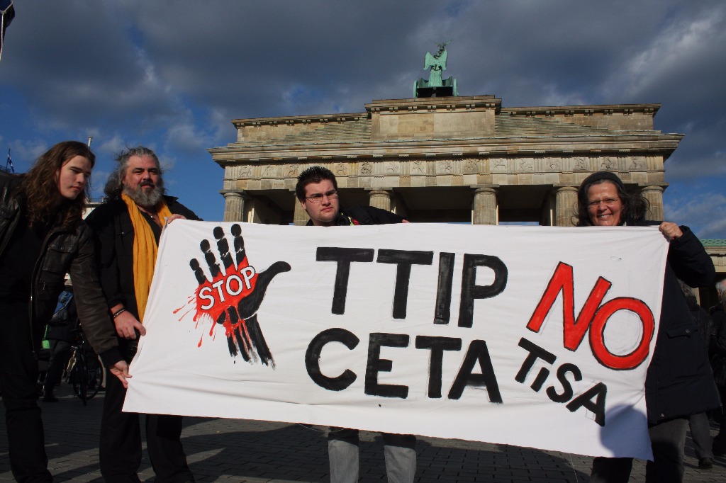 The Guardian: TTIP ar putea fi mort, dar ceva mult mai grav se întrevede la orizont