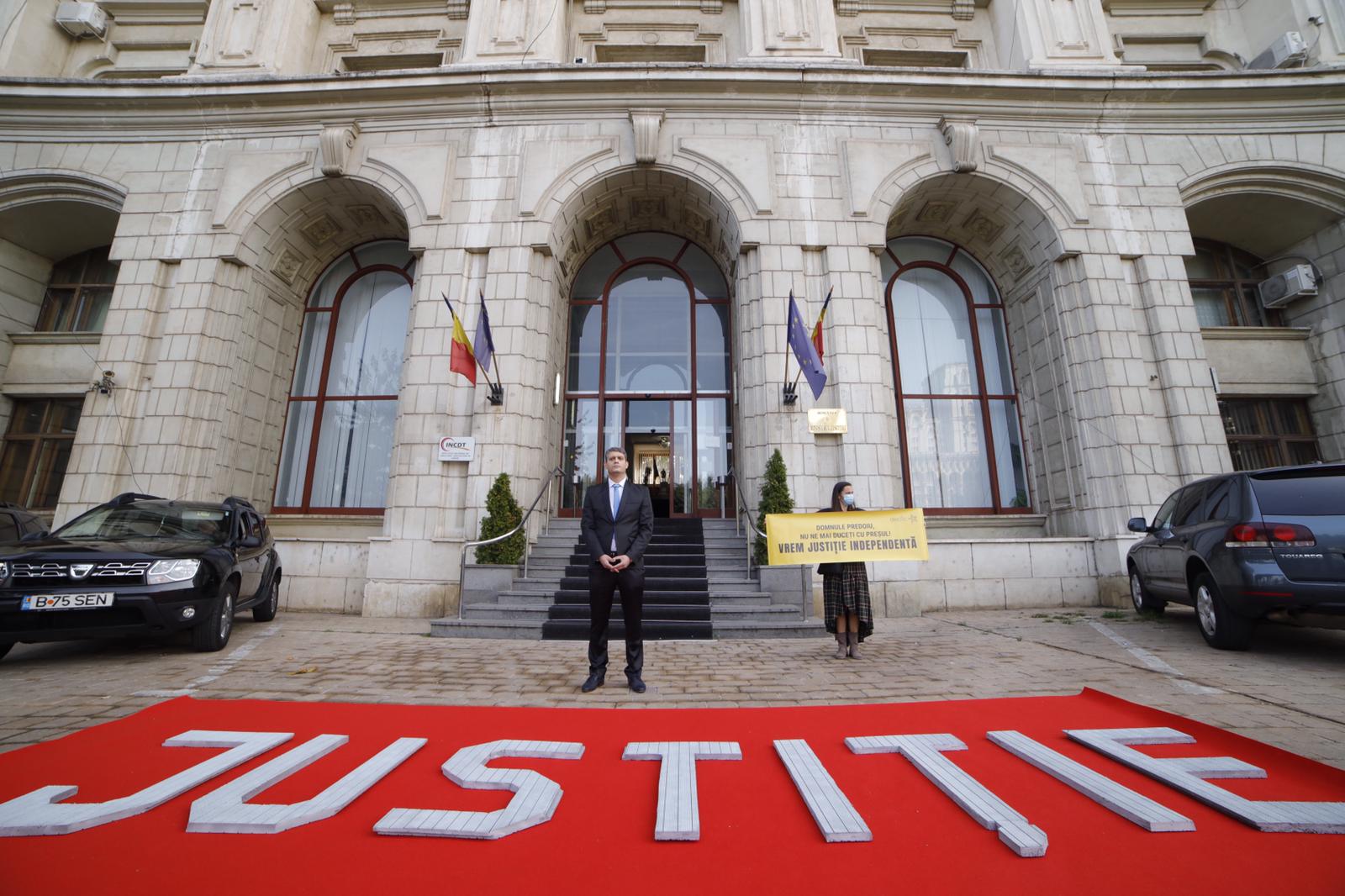 Protest la Ministerul Justiției: 19.000 de români refuză să mai fie duși cu preșul de Cătălin Predoiu