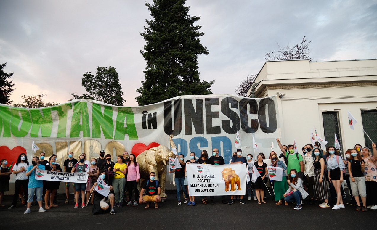 Protest în fața Palatului Cotroceni: Oamenii i-au cerut, în stradă, președintelui să intervină pentru Roșia Montană!