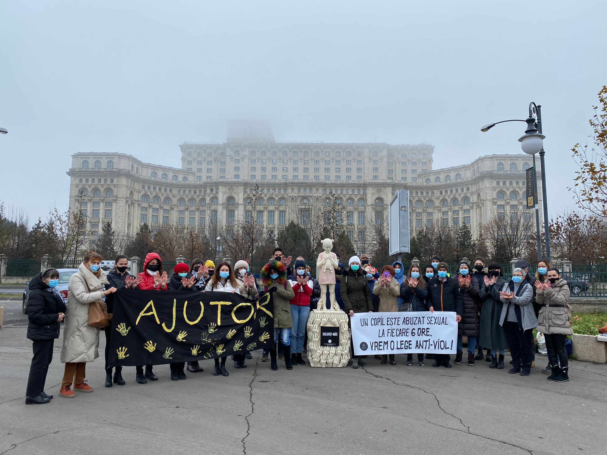protest statuie copil abuzat 1