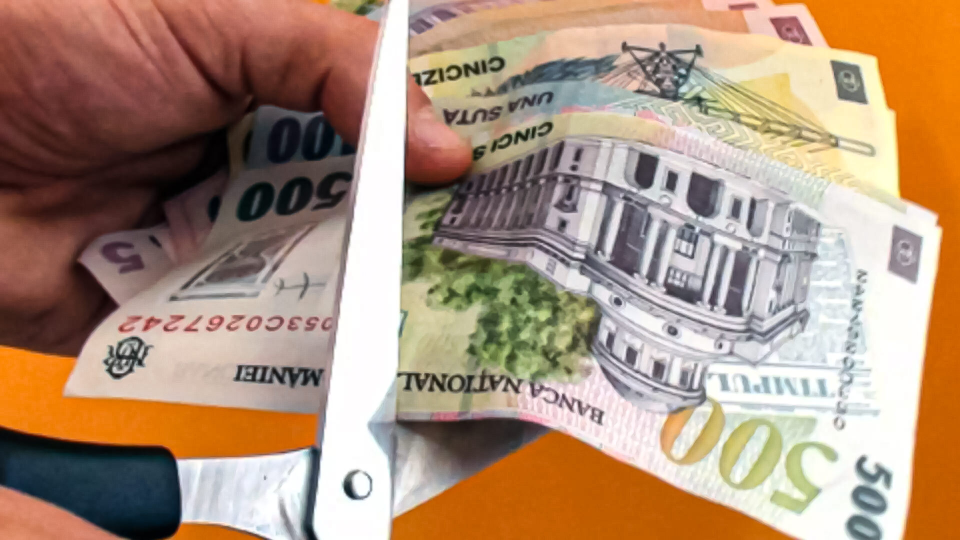 Premierul a uitat propria promisiune, de a reduce subvenția partidelor la rectificarea bugetară
