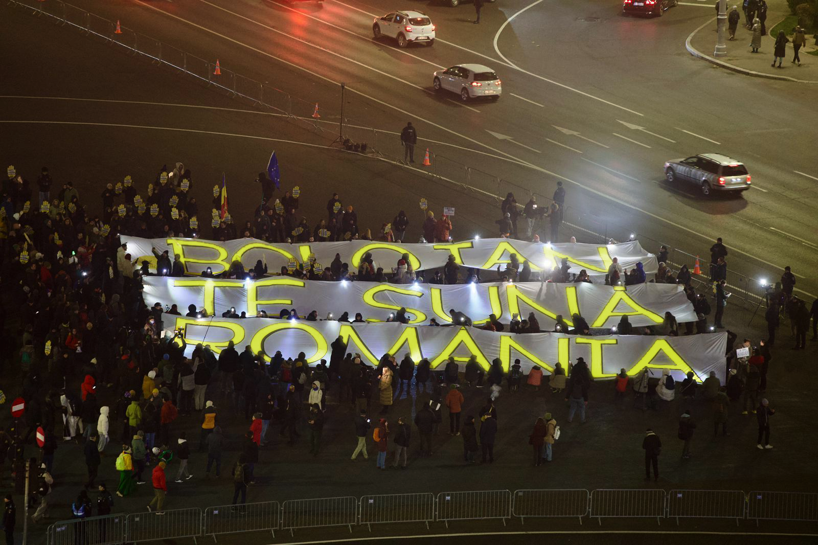 Sute de oameni au ridicat un mesaj uriaș în Piața Victoriei pentru premier: „Bolojan, te sună România!”