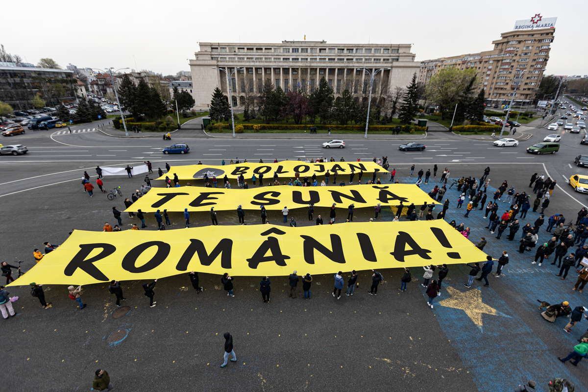Coregrafie-protest în Piața Victoriei: „Bolojan, te sună România!”